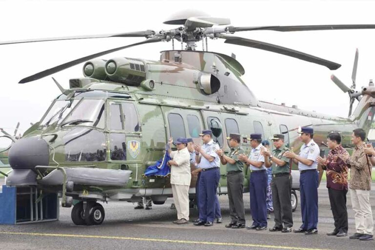 Menhan Prabowo saat menyerahkan delapan unit helikopter produksi kerja sama PTDI dengan Airbus Helicopters, Prancis kepada KSAU Marsekal TNI Fadjar Prasetyo, sekaligus meresmikan Full Flight Simulator (FFS) H225M, di Lanud Atang Sendjaja, Bogor