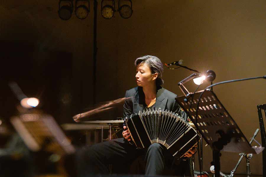Windy Setiadi tampil memainkan bandoneon yang dihibahkan Goethe-Institut di konser Alur Bunyi di GoetheHaus Jakarta