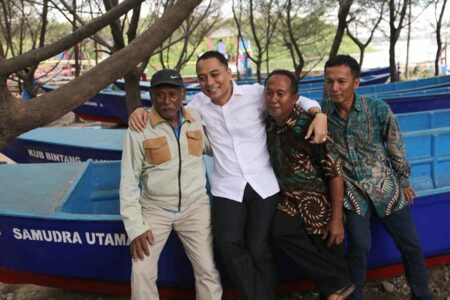 Pemkot Surabaya Berikan Bantuan Alat Tangkap dan Peningkatan Akses Laut pada Nelayan Eri Cahyadi berfoto bareng beberapa nelayan setelah menyerahkan bantuan berupa perahu nelayan, papan seluncur lumpur, dan jaring gillnet