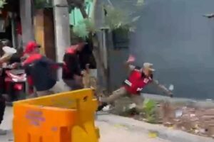 Tangkapan layar video viral penganiayaan Satpol PP oleh pengunjuk rasa kenaikan Upah Minimum Tahun 2024 di Jalan Ahmad Yani Surabaya