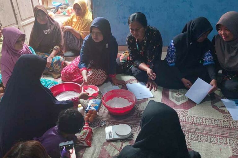 Pendampingan pelatihan pembuatan mie berbahan dasar tepung mocaf.