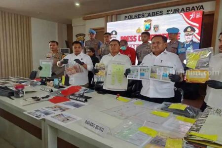 Petugas menunjukkan barang bukti aksi NJ dalam konferensi pers di Polrestabes Surabaya