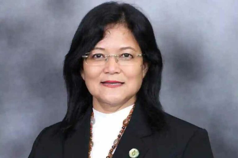 Guru Besar Fakultas Kedokteran (FK) Universitas Airlangga (UNAIR), Prof Dr Aryati dr MKes SpPK(K)