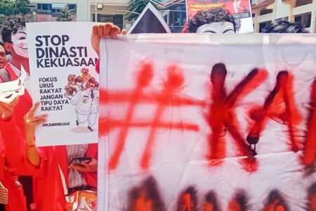 Aksi unjuk rasa di kampus Untag Surabaya, sebuah bentuk ketidakpuasan atas situasi politik sekarang (foto: Dok AMC)