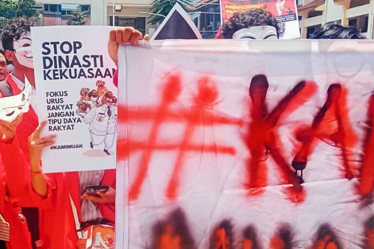 Fatsoen Politik, Wujudkan Proses Pemilu yang Etis dan Beradab di Indonesia Aksi unjuk rasa di kampus Untag Surabaya, sebuah bentuk ketidakpuasan atas situasi politik sekarang (foto: Dok AMC)