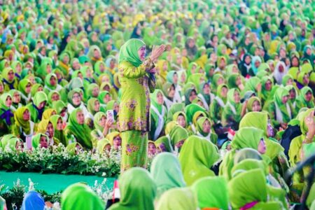 Hadiri Acara Hari Ibu 2023, Khofifah Nyatakan Siap Maju di Pilgub Jatim 2024 Gubernur Khofifah Indar Parawansa saat menghadiri acara 'Menyongsong Hari Ibu 2023' di JX Internasional, Surabaya (foto: istimewa)