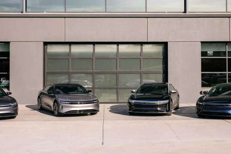 Sedan Lucid Air 2024, Harga Lebih Terjangkau dan Banyak Pilihan Deretan sedan Lucid Motors Air model 2024 (foto: Dok Lucid Motors)
