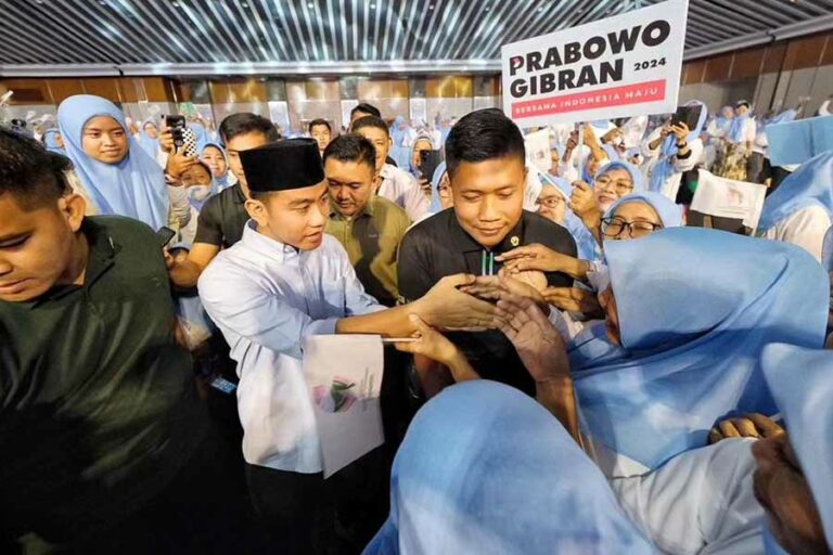 Minta Maaf Terkait Pernyataan Asam Sulfat, Gibran Undang Pujian Ketum Jarnas 98 Gibran Rakabuming Raka saat menghadiri Deklarasi Dukungan Prabowo-Gibran yang digelar Pergerakan Perempuan Muda Nahdliyin (Perdana) di Grand Sahid Jaya, Jakarta, Rabu (6/12/2023) malam (foto: facebook @BolonemaseIndonesia)