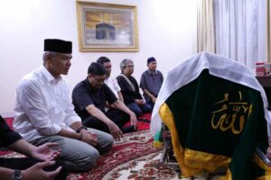 Ganjar saat melayat di rumah Prof Dr Hamka Haq, seusai tiba dari kunjungannya ke Ibu Kota Negara (IKN) di Kalimantan Timur
