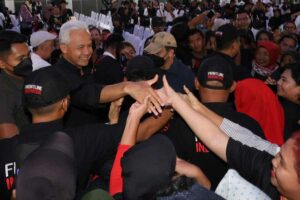 Ganjar Pranowo saat menyapa pendukungnya di Merauke