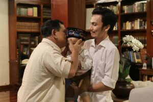 Prabowo saat mencium kening Kenneth, Si Bocah Jenius Kenkulus