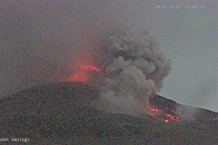Gunung Merapi Kembali Erupsi, Hujan Abu Vulkanik Mengintai Gunung Merapi kembali muntahkan awan panas guguran (APG) dari kawah puncak dengan jarak luncur 2.000 meter pada hari ini Jumat (1/12/2023).