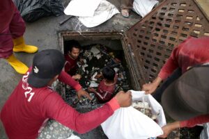 Kawasan Dukuh Kupang diketahui sudah banjir sejak 1976. Saat ini Pemkot Surabaya melalui DSDABM terus mencari formula jitu untuk mengatasi