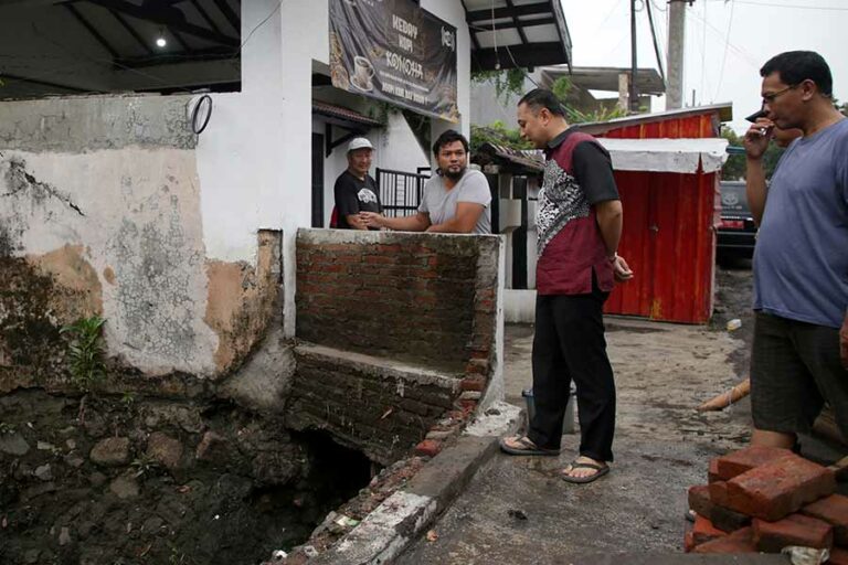 Wali Kota Eri Cahyadi saat melihat langsung kondisi Dukuh Kupang setelah banjir pada Kamis (7/12/2023) malam