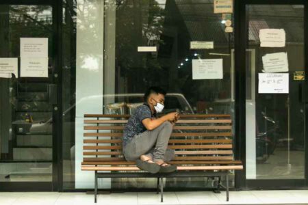 Seorang pria mengenakan masker di tengah pandemi Covid-19 tahun 2020 (foto: Rio Lecatompessy, unsplash)