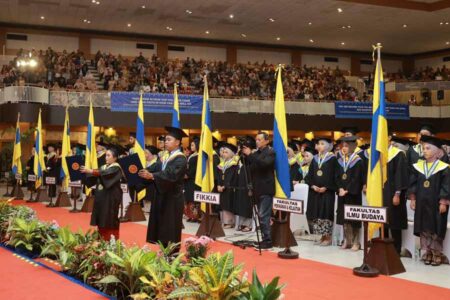 Prosesi wisuda 777 mahasiswa Universitas Airlangga yang resmi mendapatkan pengukuhan sebagai wisudawan