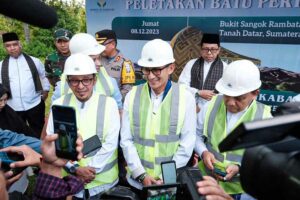 Menparekraf Sandiaga Salahuddin Uno saat memberikan keterangan pers usai upacara peletakan batu pertama untuk pembangunan Masjid Jamik Minangkabau di Bukit Sangok, Kecamatan Rambatan, Kabupaten Tanah Datar, Sumatra Barat