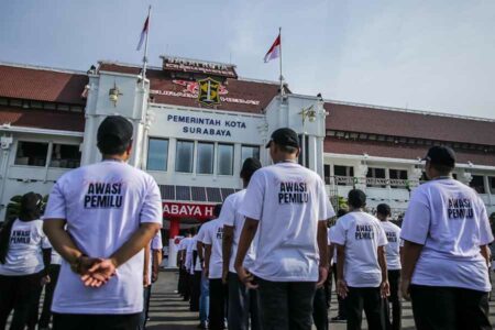 Satpol PP Kota Surabaya telah menertibkan ratusan APK sejak awal masa kampanye, berdasarkan pengaduan dari masyarakat maupun rekomendasi Bawaslu dan Panwascam.