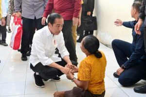 Survei Nasional LSI: Mayoritas Publik Percaya Jokowi Netral di Pilpres 2024 Presiden Jokowi berdialog dengan warga di Kota Kupang, Provinsi NTT (foto: Dok BPMI Setpres)