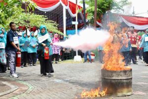 TP PKK Kota Surabaya berkolaborasi dengan DPKP Kota untuk pelatihan simulasi dan mitigasi terhadap bencana kebakaran bagi ibu rumah tangga.