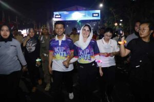 Wagub Jatim Emil Dardak dan Arumi Bachsin bergabung bersama ribuan peserta KIP Night Run 2023