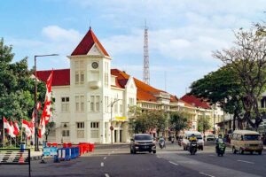 Ilustrasi suasana Kota Surabaya (foto: Salman Rameli, unsplash)