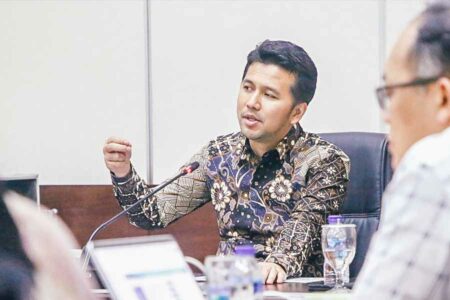 Pemprov Jatim Siapkan Proyek Prestisius Bangun Sistem Transportasi Terintegrasi di Gerbangkertosusila Emil Dardak saat rapat bersama Deputi Sarana Prasarana Bappenas di Jakarta