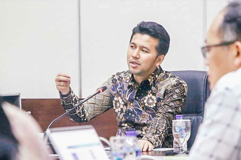 Emil Dardak saat rapat bersama Deputi Sarana Prasarana Bappenas di Jakarta