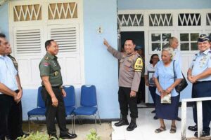 Kapolri Jenderal Polisi Listyo Sigit Prabowo berdiri di depan rumah mas kecil disaksikan Panglima TNI Jenderal TNI Agus Subiyanto (foto: Humas Polri)