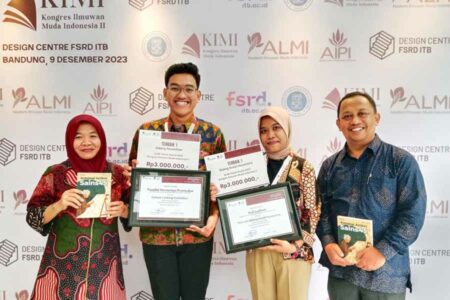 Peraih Penghargaan Terbaik Pertama Akademi Ilmuwan Muda Indonesia, Rofi Lutfiani (Ilmu Pemerintahan 2020) dan Yosafat Hernantyo Pramudya dari Ilmu Pemerintahan 2019 (foto: Dok Humas Undip)