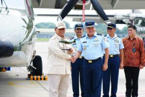 Penyerahan Alutsista TNI pesawat terbang NC-212i dari Menteri Pertahanan RI kepada TNI Angkatan Udara di Halim Perdana Kusuma, Jakarta Timur