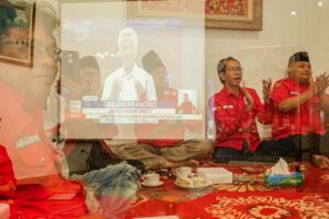 Adi Sutarwijono, Ketua DPC PDI Perjuangan Kota Surabaya, saat nonton bareng tayangan debat perdana