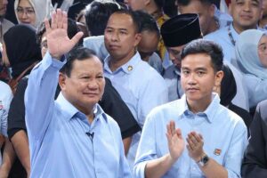 Gaya Prabowo Subianto dan Gibran Rakabuming Raka menyapa para pendukungnya