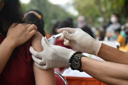 Giat vaksinasi Covid-19 di Surabaya
