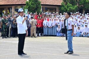 Pengakuan Siswa SMKN 1 Kedungwuni: Bangga Topinya Dipakai Presiden Jokowi! Dika Rizki, siswa kelas 10 SMKN 1 Kedungwuni, tersenyum senang topinya dikenakan Presiden Joko Widodo (foto: Dok BPMI Setpres)