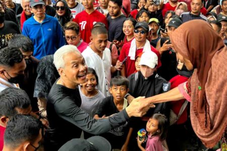 Ganjar Pranowo Sapa Ribuan Warga di CFD Mataram Lombok Ganjar Pranowo saat menikmati Minggu pagi di Car Free Day (CFD) Jalan Udayana Mataram Lombok