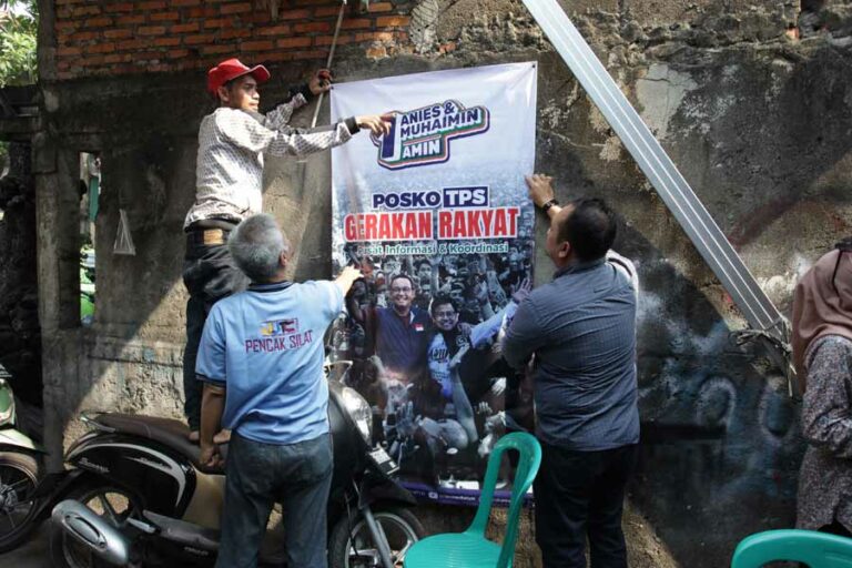Para relawan antusias menyediakan Posko TPS Gerakan Rakyat untuk mengawal suara paslon nomor urut 1 Anies-Gus Imin.