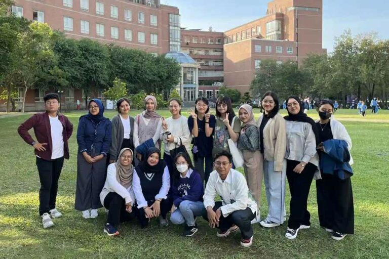 Mahasiswa Delegasi Fakultas Psikologi Universitas Airlangga di Asia University