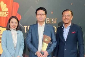 Founder dan CEO FUSE, Andy Yeung (tengah) saat menerima penghargaan CNBC Indonesia Awards 2023