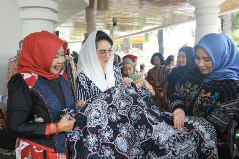Ketua Tim Penggerak PKK Provinsi Jawa Timur, Arumi Bachsin Emil Dardak