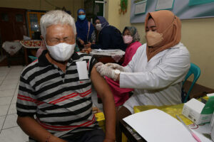 Pelaksanaan Vaksinasi Covid-19 di Surabaya