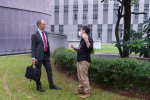 UMN Bahas Tantangan dan Peraturan Artificial Intelligence bersama Kedutaan Besar Jerman Marc Lendermann bersama Dekan Fakultas Teknik dan Informatika UMN Nikki Prastomo (foto: Dok Marcom UMN)
