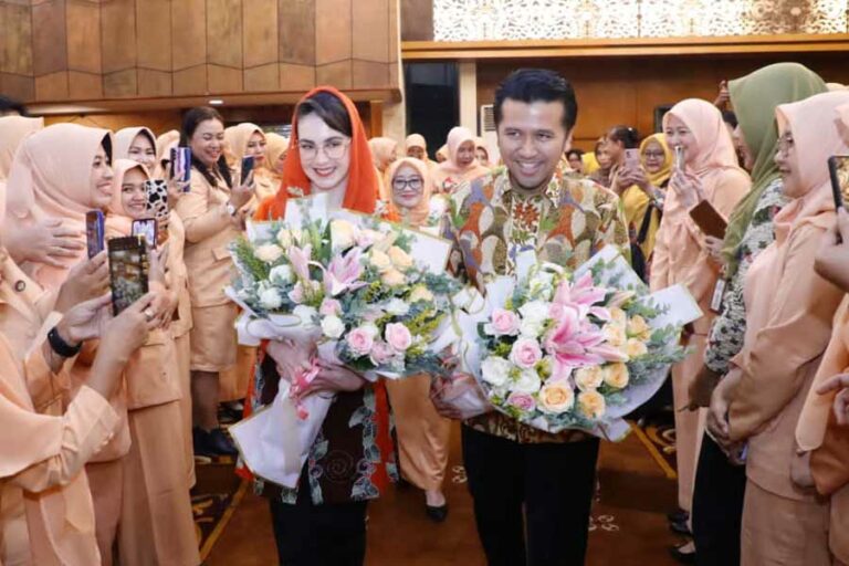 Penasehat Dharma Wanita Persatuan (DWP) Jatim, Arumi Bachsin, bersama Wakil Gubernur Jatim Emil Elestianto Dardak saat menghadiri Peringatan HUT ke-24 DWP