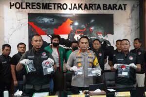 Ammar Zoni saat dihadirkan dalam pengungkapan kasus narkoba di Mapolres Metro Jakarta Barat (foto: Dok Humas Polri)