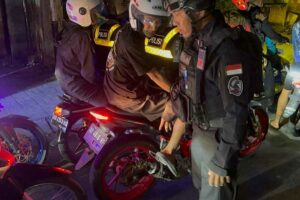 Tim Sparta sedang mengamankan puluhan sepeda motor yang menggunakan knalpot brong di Simpang Empat Sekarpace kota Surakarta. (foto: Dok Humas Polri)