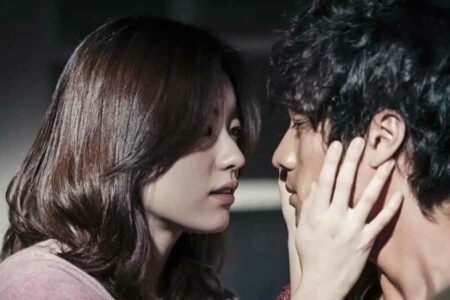 Han Hyo-joo berperan sebagai perempuan buta yang sedang jatuh cinta dalam Always (2011) bersama So Ji-seob