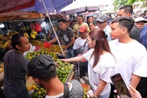 Gibran Rakabuming Raka bersama Selvi Ananda, istrinya, saat blusukan di Pasar Rawasari, Cempaka Putih, Jakarta. Dalam kesempatan itu mereka juga ditemani Wakil Sekretaris TKN Prabowo-Gibran, Aminuddin Ma’ruf. (foto: facebook @BolonemaseIndonesia)