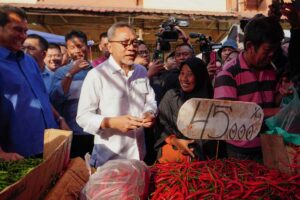 Jelang Natal dan Tahun Baru, Mendag Zulkifli Hasan Blusukan di Pasar Pagi TOS 3000 Batam Mendag Zulkifli Hasan meninjau harga barang kebutuhan pokok di Pasar Pagi Tos 3000, Batam, Kepulauan Riau (foto: Dok PDSI Kemendag RI)