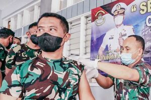 Petugas sedang melakukan vaksinasi Covid-19 (foto: istimewa)