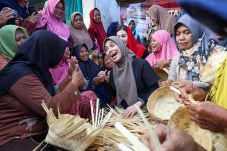 Atikoh Ganjar Antusias Belajar Seni Anyaman Besek dan Sosialisasikan Program Kartu Sakti di Trenggalek